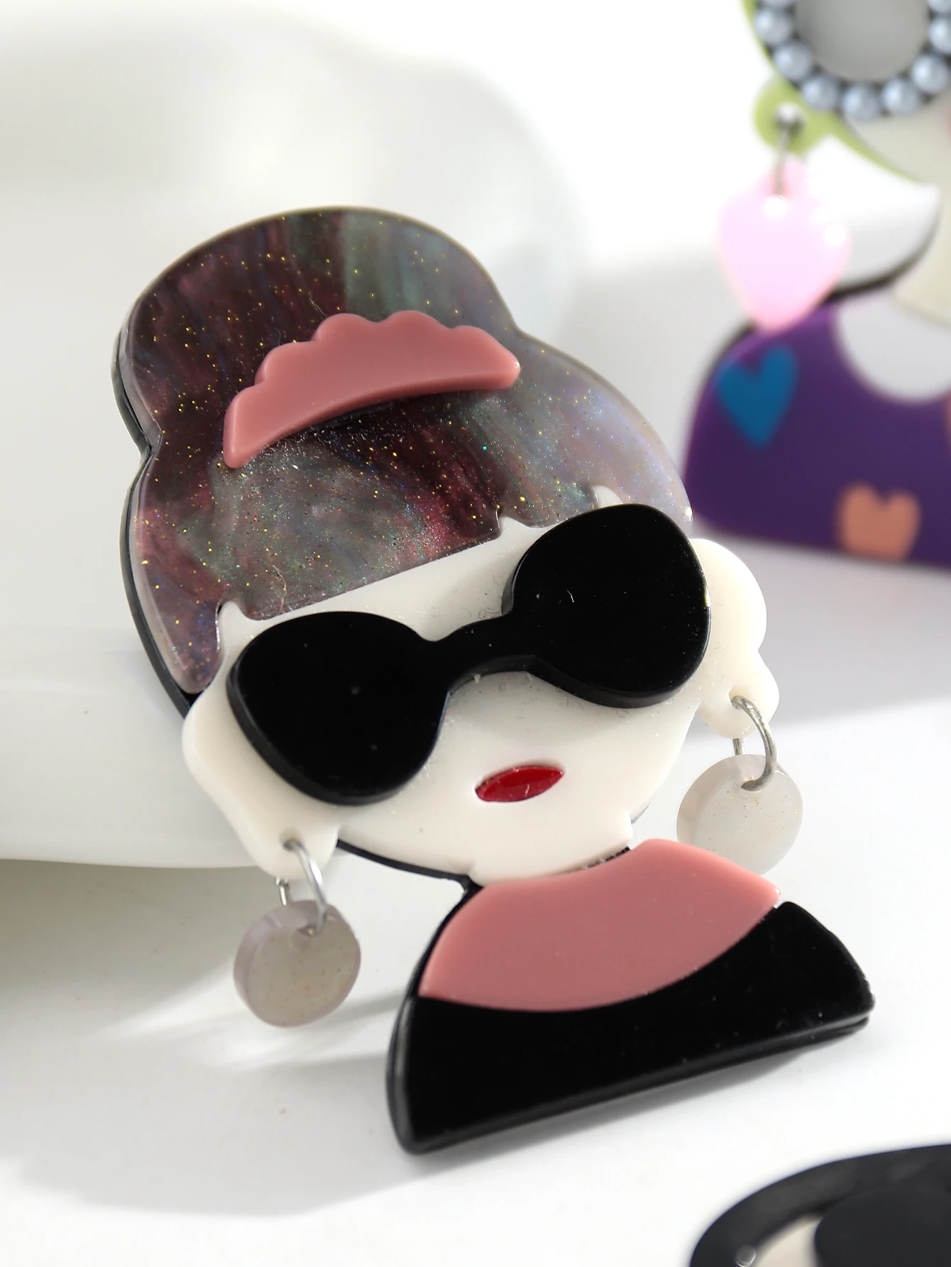 Modische Damen-Figur-Acryl-Spleiß-Brosche für Frauen, niedliche Cartoon-Charakter-Reversnadeln, Taschen- und Kleidungs-Schmuck-Accessoire – Detail 7
