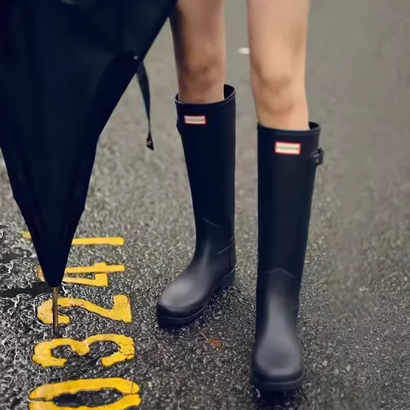 

Женские высокие резиновые сапоги-веллингтоны: модные, удобные, нескользящие, для активного отдыха, из резины