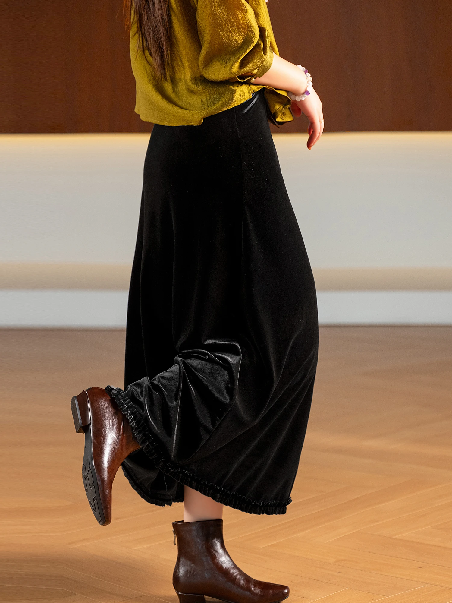 Elegant Velvet Halter Neck  Dress with Ruffle Skirt And Elastic Waist Standard Fit for Ladies Daily Wear