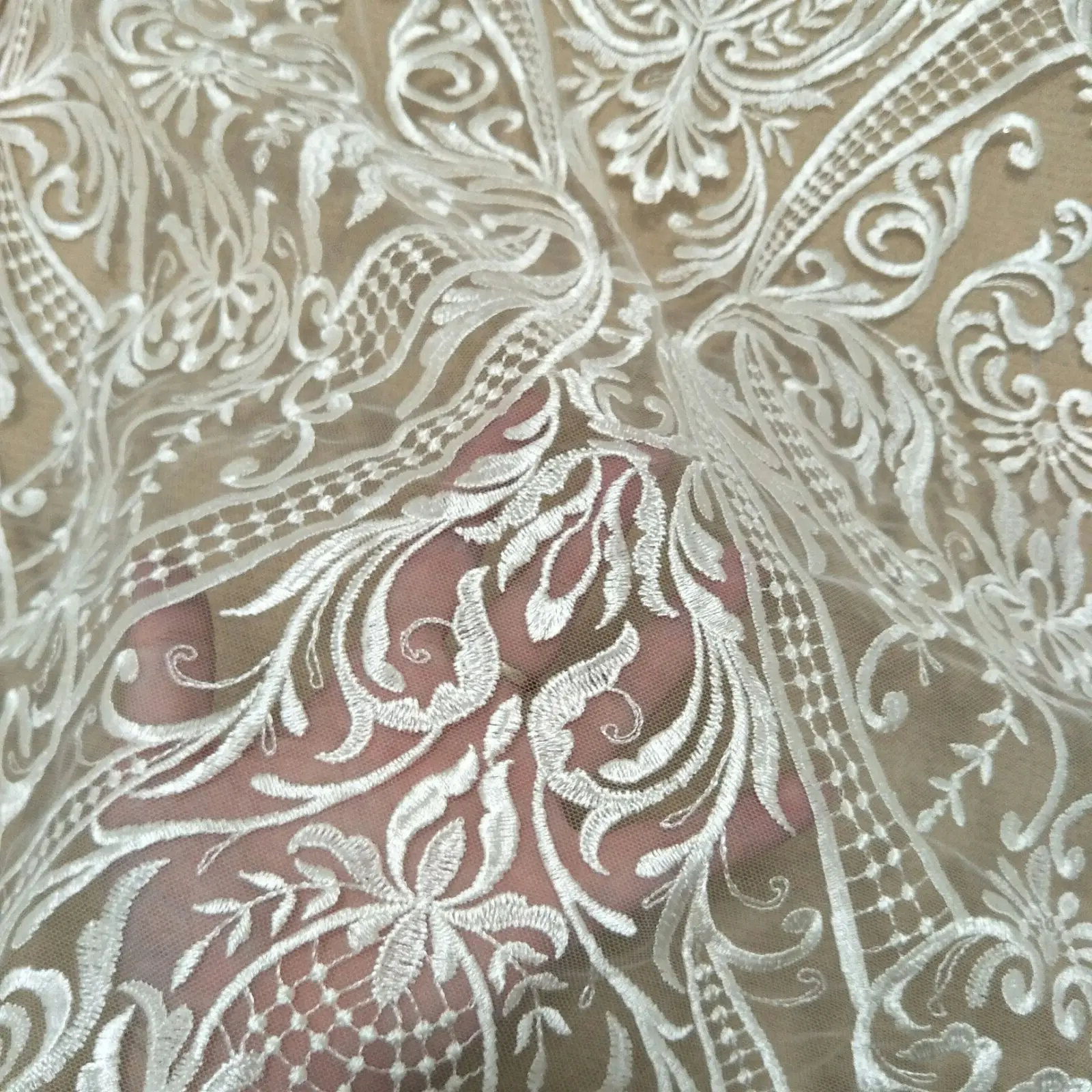 Brautkleid mit schwerer Stickerei, Spitzenstoff, 130 cm breit, Spitze als Meterware erhältlich