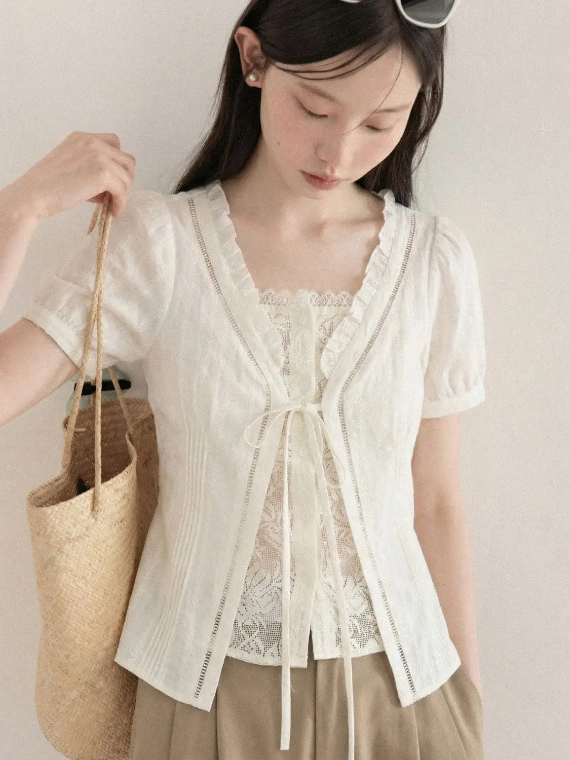 

French Fake Two-piece White Lace-trimmed Short-sleeved Shirt Women's 2026 Spring and Summer Top