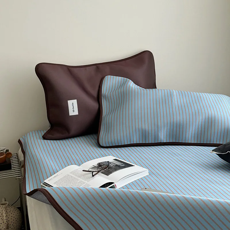 

Summer new milk silk ice silk mat 120 * 200 two-piece set 1.5m 1.8m three-piece set, striped mat