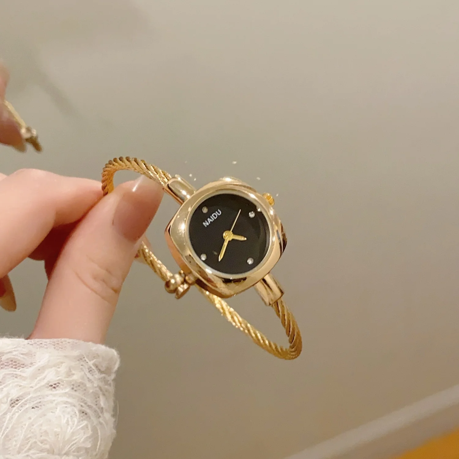 Hot Sale Gold Bangle Bracelet Women's Watches Female Thin Chain Clock Ladies Quartz Watch for Girls Fashion Wristwatch Relogio