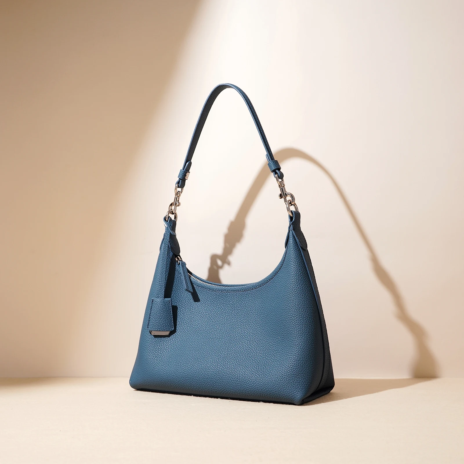 حقيبة كتف نسائية جلد طبيعي حقائب كروسبودي تصميم بوتيك إكسسوارات موضة نسائية حقيبة هوبو تحت الإبط ربيع 2025