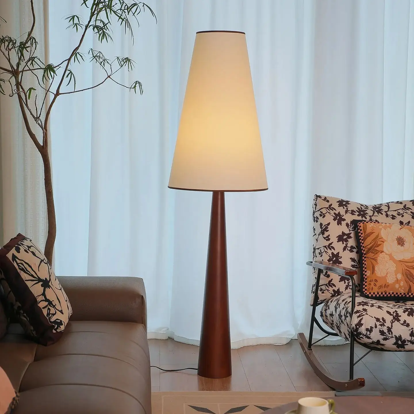 

Японский напольный светильник в стиле ваби-саби с большим деревянным основанием, для гостиной, спальни, кабинета, дивана, винтажный тканевый абажур, напольный светильник.