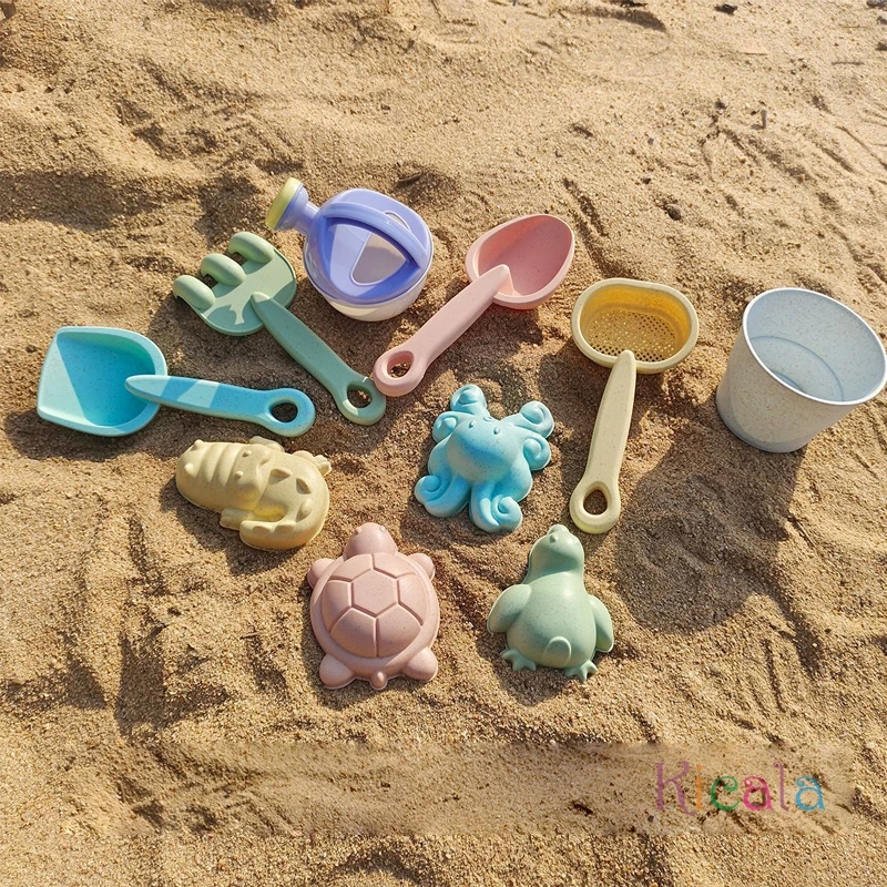 11피스 모래 장난감 세트에는 접이식 모래 양동이 삽과 모래 갈퀴 장난감이 포함되어 있습니다. 유아용 해변 모래 놀이 도구 세트