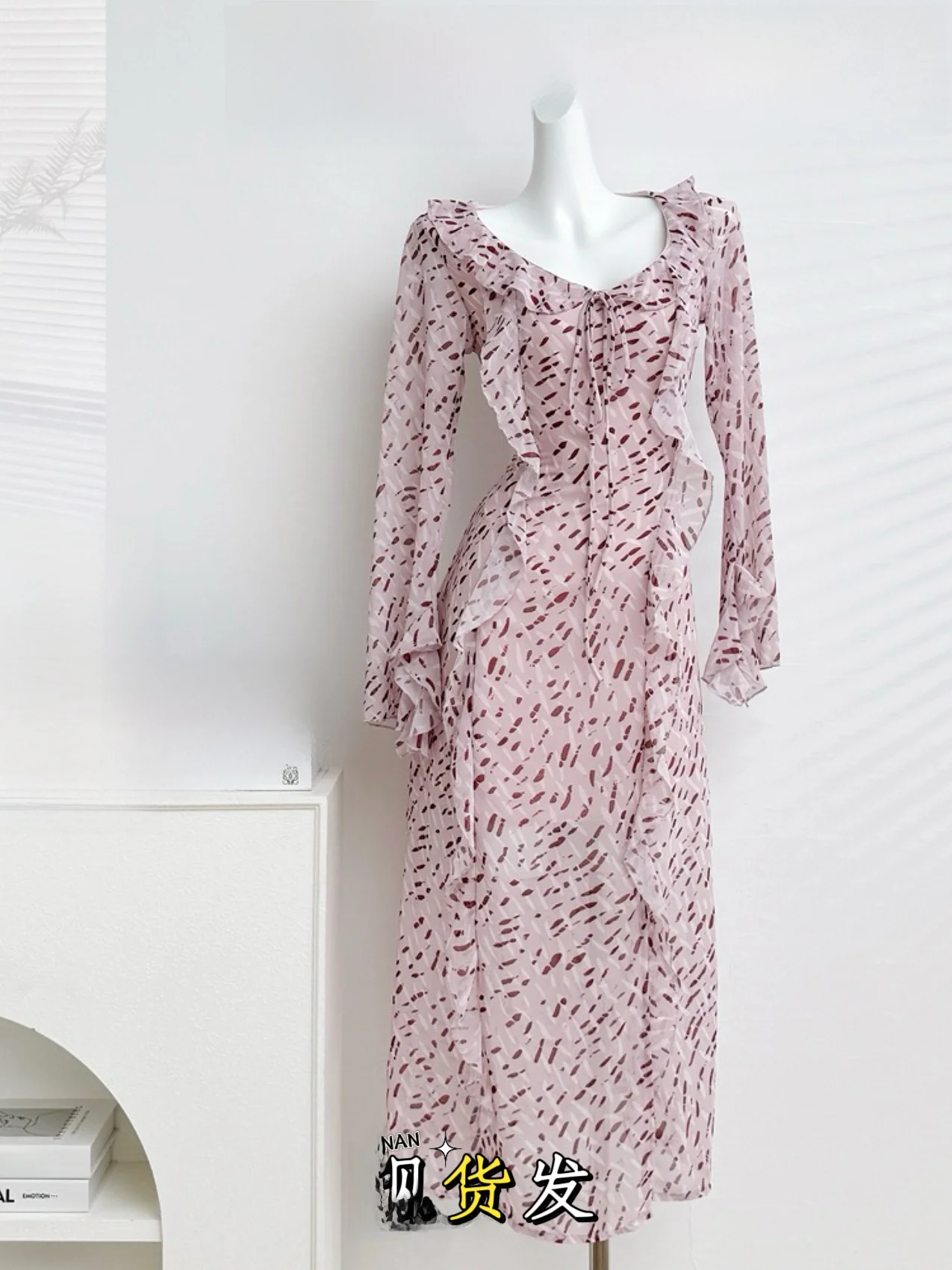 Vestido Feminino Talita com Estampa Festiva, Manga Longa, Manga Sino, Bainha Franzida, Cintura com Amarração, Modelo Evasê, p...
