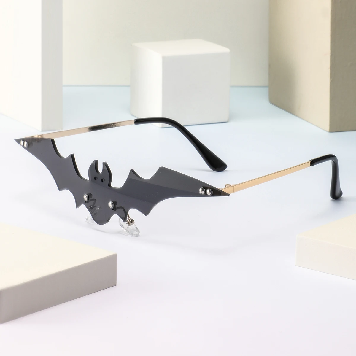 1 Pair of Women's Frameless Bat-Shaped Fashion Glasses, Wild, Mysterious, Versatile, Eye-Catching, and Bold Women's Glasses, Suitable for Halloween Haunted House Parties and Costume Parties