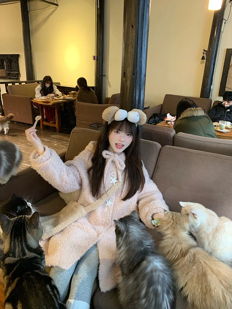 

Новое зимнее пальто Sweet End: розовое, с пуговицами-звездочками, приталенное, из мягкой шерсти, удлиненное, для женщин.