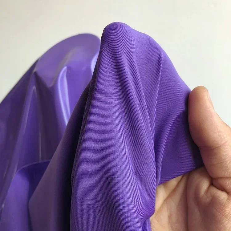 Viola lucido lucido morbido vinile tessuto in pelle verniciata tessuto elastico in PVC materiale per tappezzeria abito 145CM di larghezza venduto al