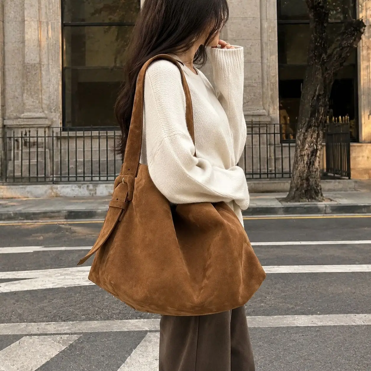 Retro commuter large-capacity shoulder bag female, brown tote bag, suede hand-held underarm bucket bag