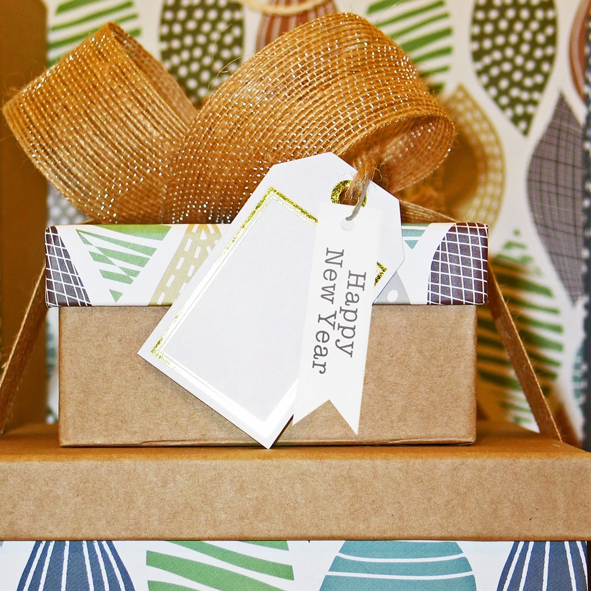 100pcs 스왈로우 테일 디자인 태그 새해 복 많이 받으세요 편지 인쇄 선물 태그 장식 크래프트 종이 태그 로프가있는 DIY 라벨 (흰색)