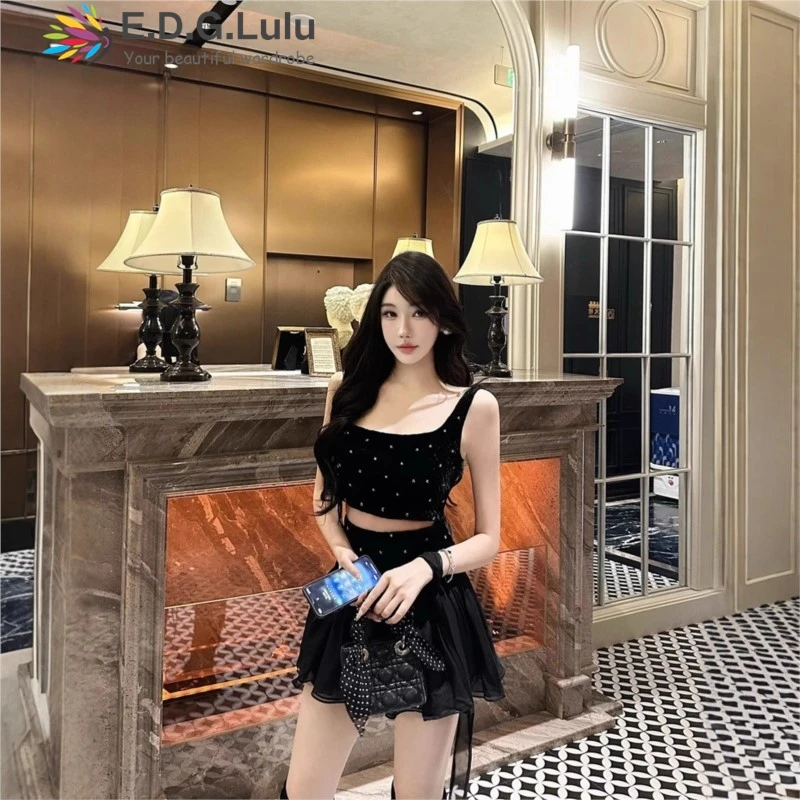 

EDGLuLu комплект из двух предметов, топ без рукавов с квадратным воротником + лоскутная сетчатая юбка с высокой талией и рюшами, бархатный костюм с бусинами для ногтей 1107