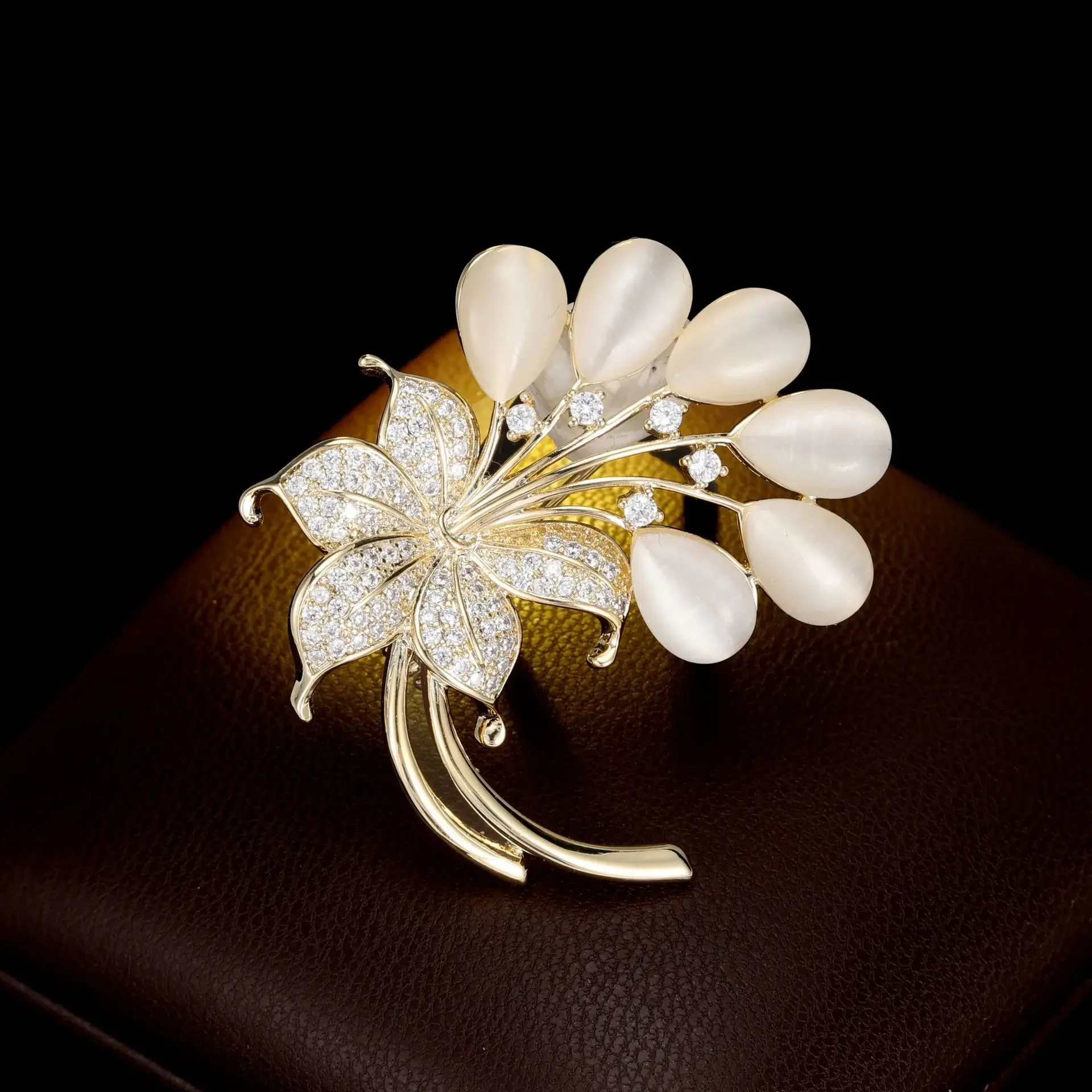 

fashionable bouquets and brooches with a sense of design, as well as niche, luxurious,exquisite and elegant corsage