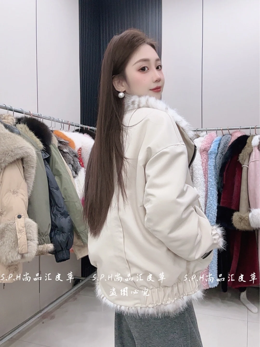 เสื้อโค้ทขนเฟอร์ลายเสือดาวสำหรับผู้หญิง ฤดูหนาว 2025 รุ่นใหม่ เสื้อโค้ทขนเฟอร์แบบกลับด้านได้ เสื้อพาร์กาขนเฟอร์สั้น อุ่นสบาย