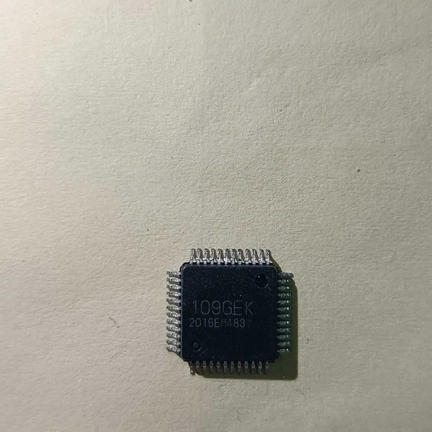 New original R5F109GEK and R5F109GECK chips, with QFP48 package, for vehicle use.