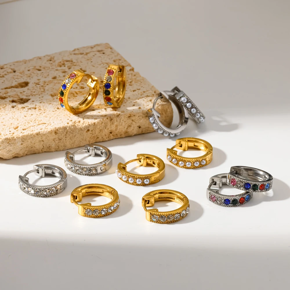 Klassische Edelstahl-Cubic-Zirkonia-Huggie-Creolen für Damen, wasserfest, hypoallergen, Modeschmuck – Detail 2