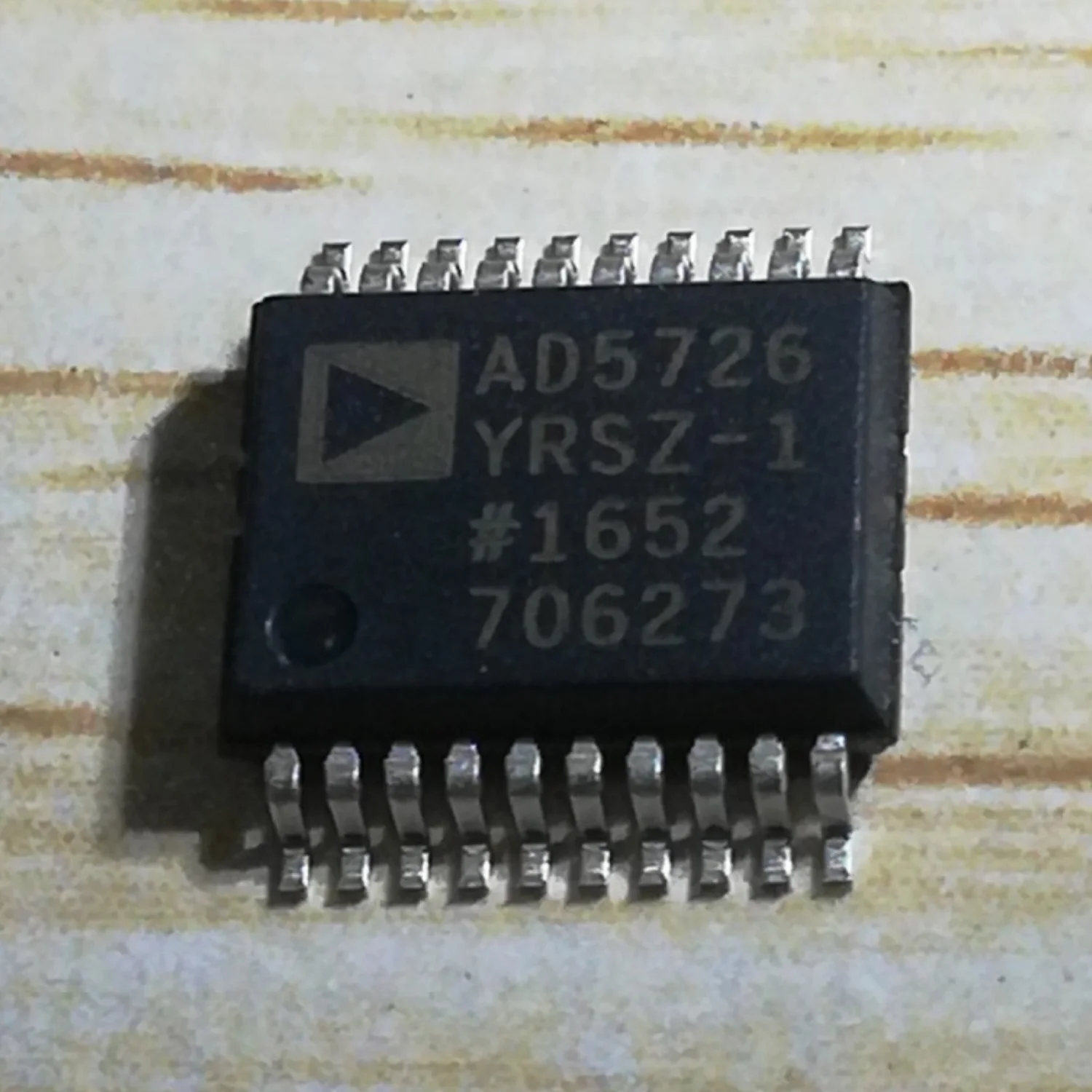 

1~10 шт./лот AD5726YRSZ-1 AD5726YRS-1 AD5726 SSOP16 100% новый оригинал.
