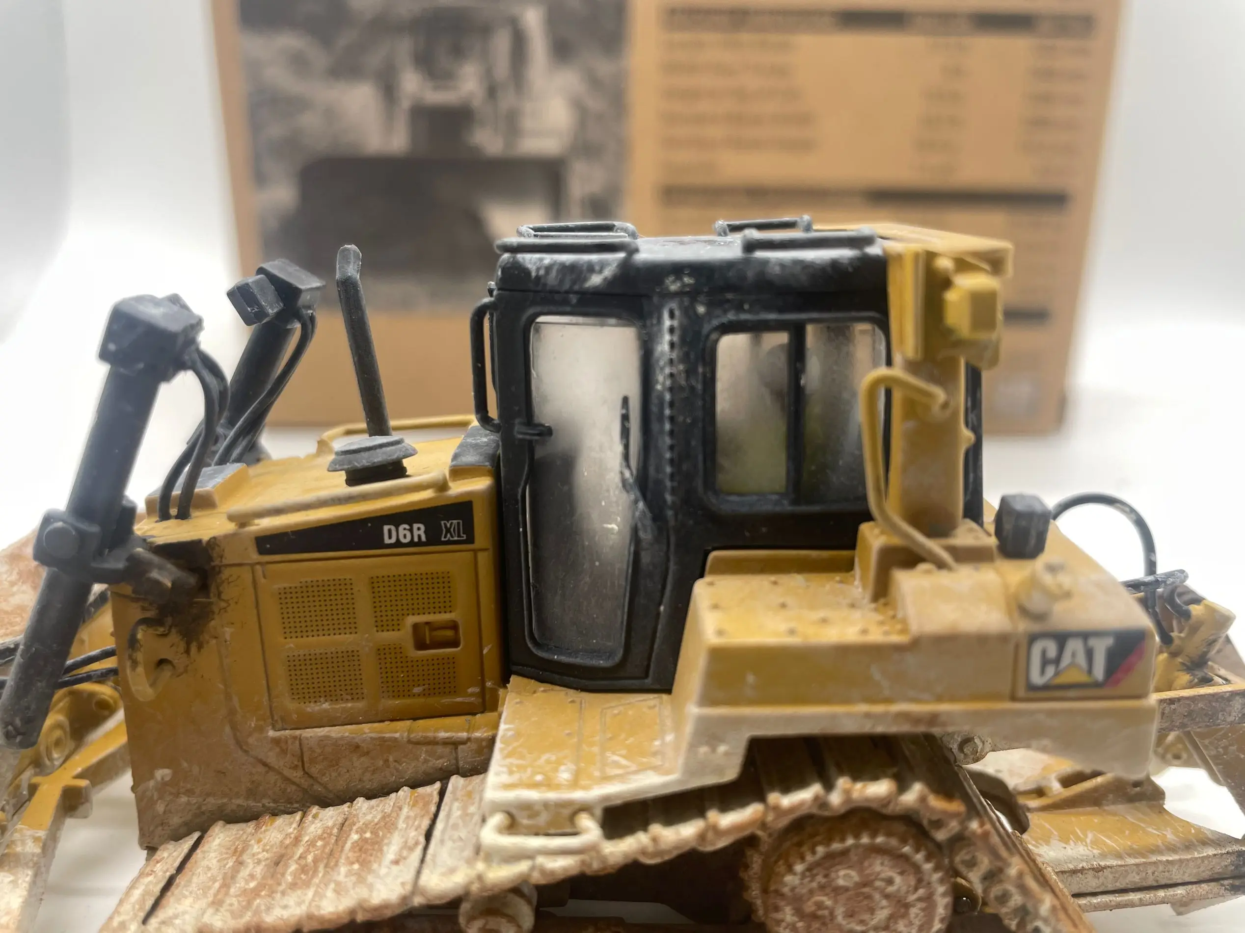 D6R XL نوع المسار جرار جرافة إصدار موحل 1:50 دييكاست المقتنيات هدية لعبة إرفاق عشوائيا عامل 85910C جديد