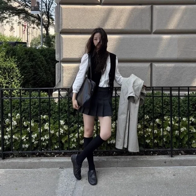 카키색 하이웨이스트 짧은 플리츠 스커트 골드 버클 한국 스타일 여성 캐주얼 패션 가을 시즌 스커트