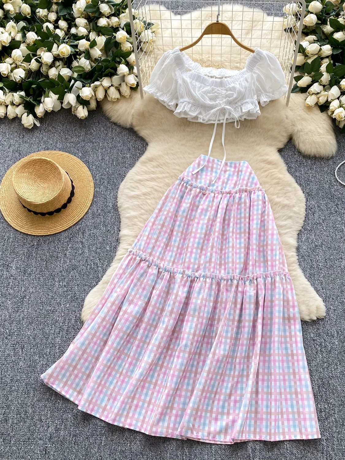 Conjunto de Moda para Mujer: Top Corto Bordado con Hombros Descubiertos y Mangas Abullonadas de Verano 2025 con Falda  de...