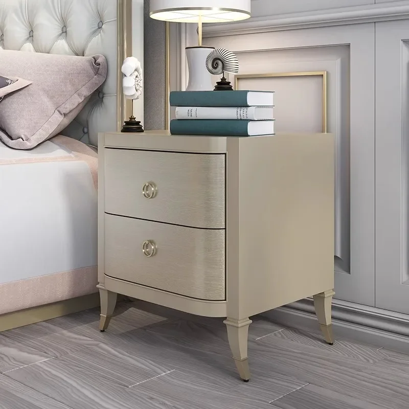 طاولة بجانب السرير، شمبانيا بسيطة وحديثة في غرفة النوم، طاولة بجانب السرير من خشب الفيل باللونين الفضي والأبيض، وخزانة تخزين