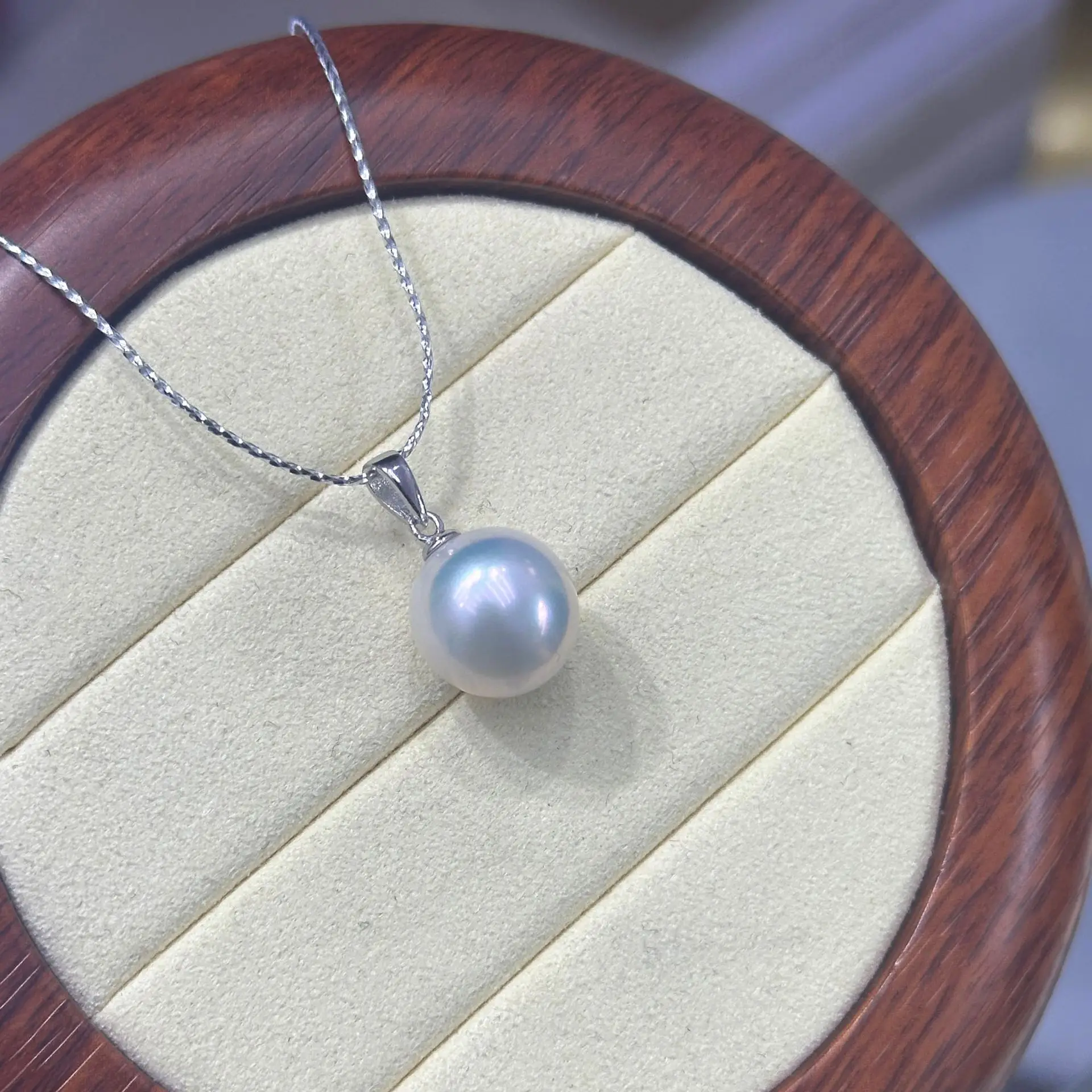 

Колье-подвеска из натурального пресноводного жемчуга Эдисон 10-15 мм, застежка в форме семени дыни, круглый жемчуг с интенсивным блеском, минимальные дефекты, серебро 925 пробы