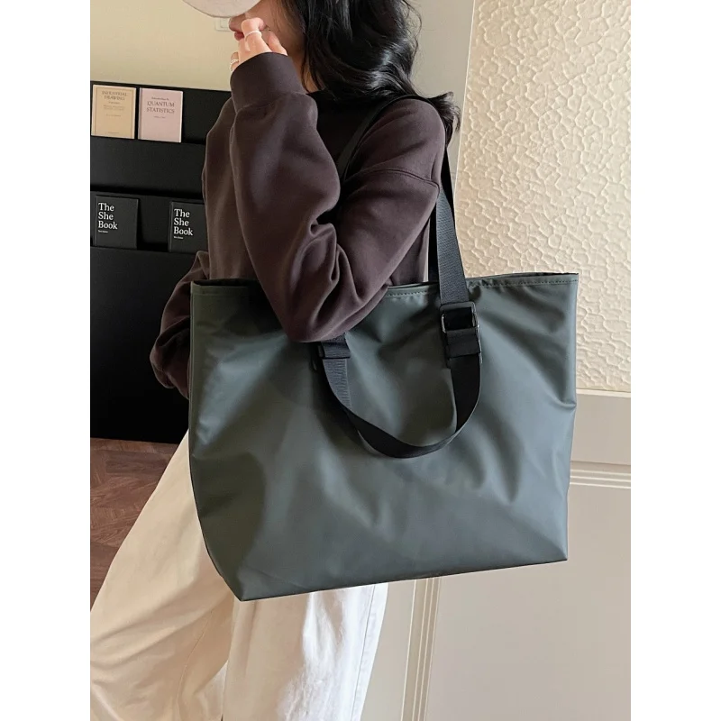 

Minimalist style women's bag, high-end shoulder bag, fashionable, simple, elegant, large capacity, waterproof, zippered tote bag