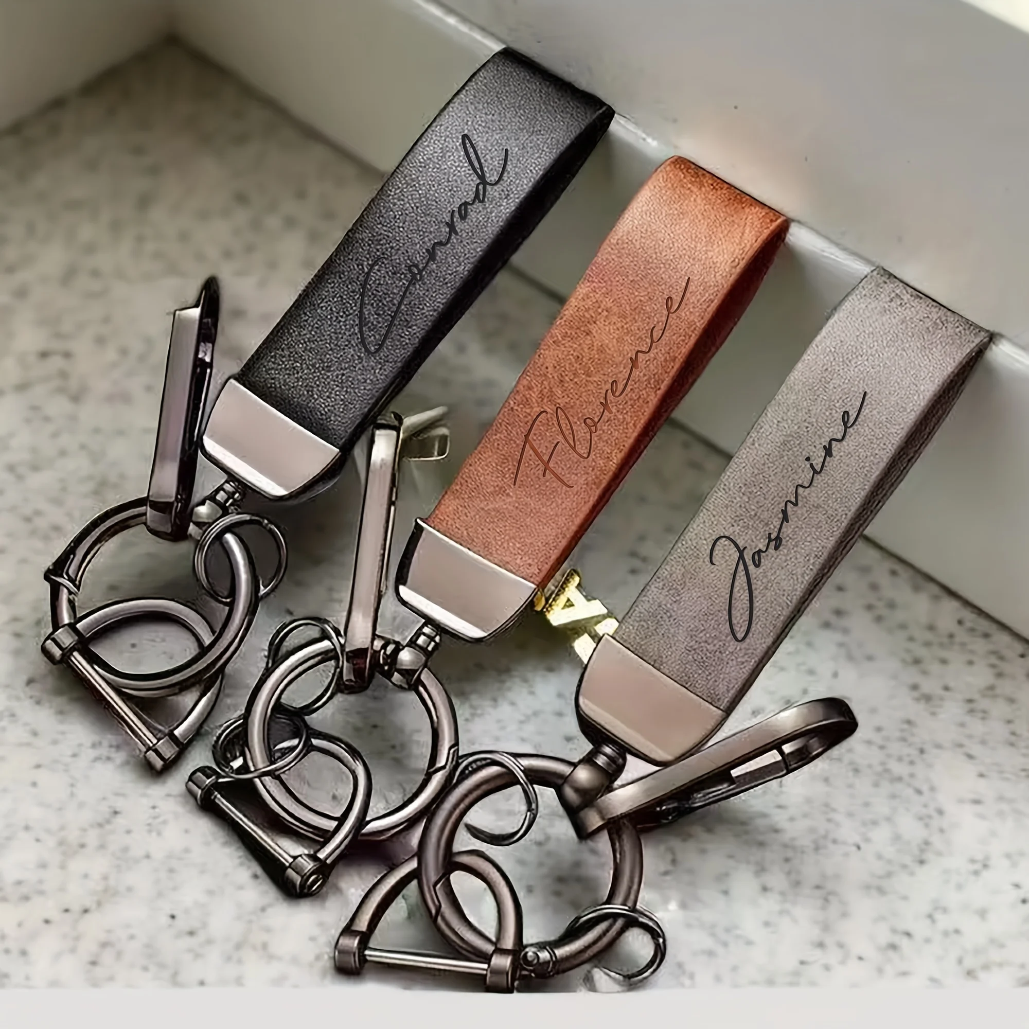 Personalisierter Leder-Schlüsselanhänger mit Zinklegierung, Individueller Text-Schlüsselanhänger, Ideales Geschenk für Ihn zum Vatertag Valentinstag Weihnachten