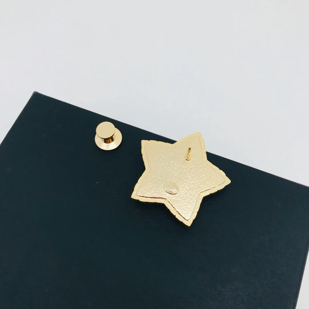 New European and American high-end retro style fashion five-pointed star resin personality brooch