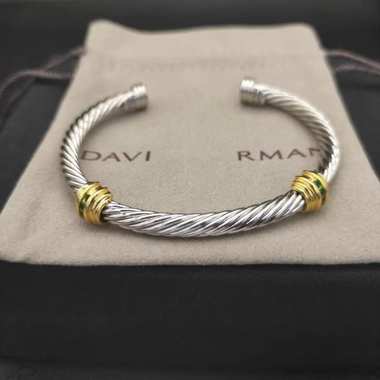 سوار DY بتصميم جديد لعام 2025 - مجوهرات عالية الجودة في الموضة للرجال والنساء في عبوة أنيقة ورجعية