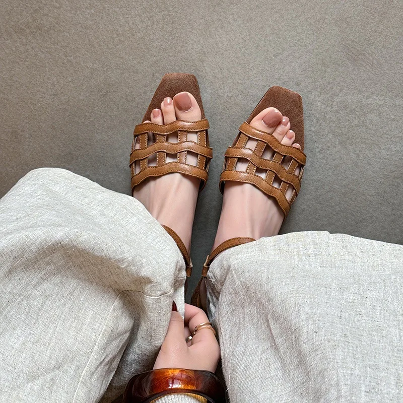 2025年夏 牛革 ホローワード サンダル スクエアトゥ ミドルヒール バックルストラップ オープントゥサンダル 大きいサイズ