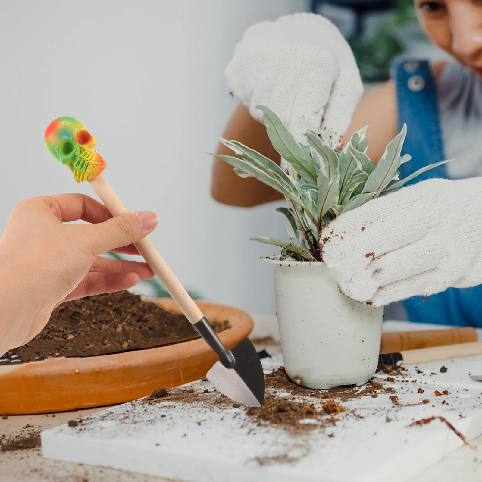 

1 set Creative Skull Mini Flower Pot Shovel Set Three Essential Gardening Tools Metal Trowel Rake Soil Loosening Shovel for