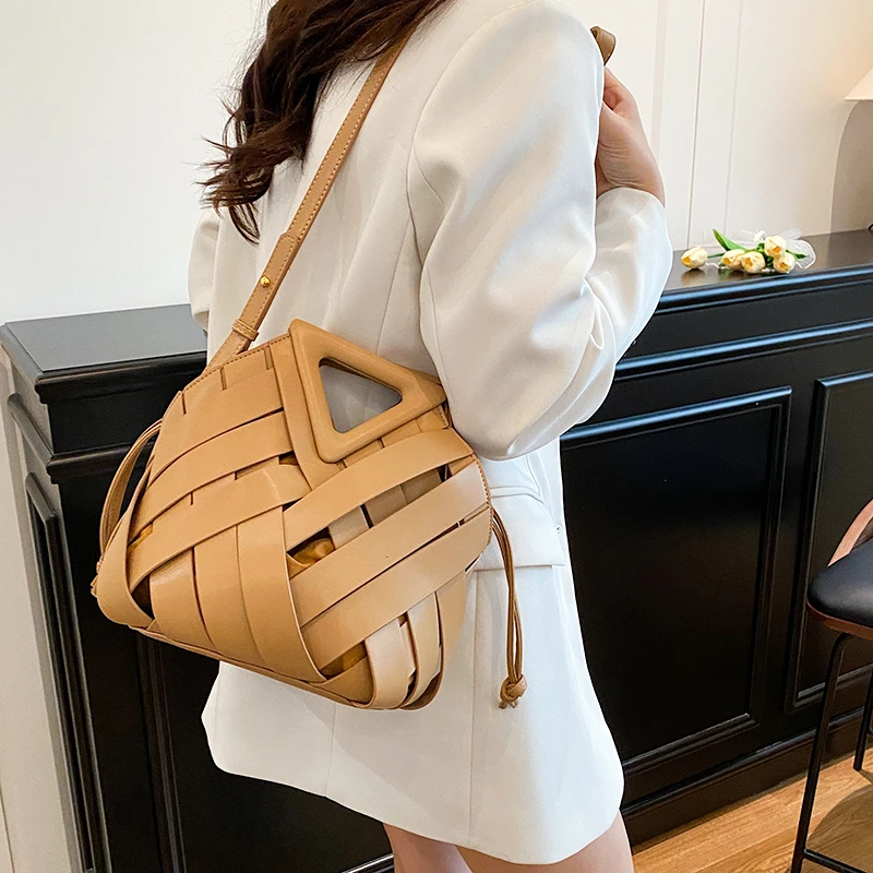 

Однотонные сумки через плечо из искусственной кожи, большая вместимость, полые модные сумки 2025 года для женщин, универсальные сумки на плечо на шнурке