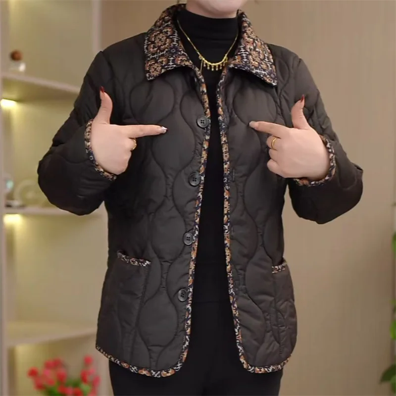 Nieuwe 2025 Herfst Winter Voeg Fluwelen Licht Dunne Warme Korte Katoenen Jas Middelbare Leeftijd Ouderen vrouwen Katoenen Jas femme Bovenkleding