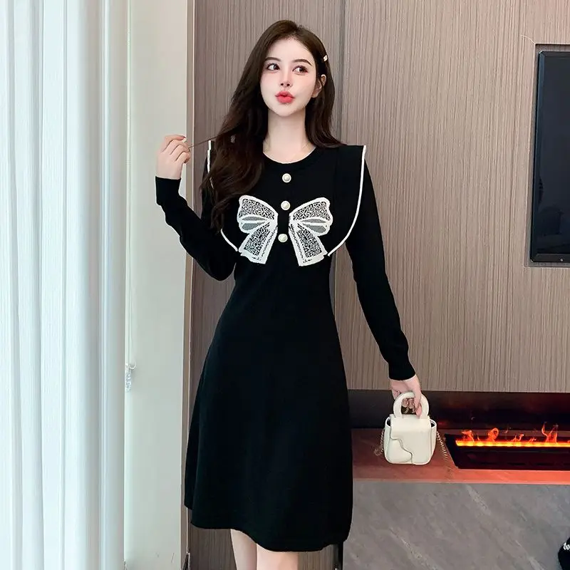 

Hepburn Style Round Neck Contrasting Small Black Dress For Women's Autumn and Winter French Bow Sweet Waist Knitted Skirt
