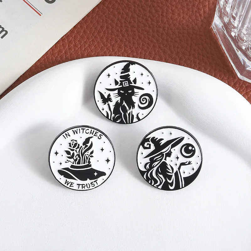 السحرية موضوع بروش دبابيس بسيطة أبيض وأسود نمط ماجيك القط الزهور في الساحرات نحن نثق شارة الصدار التلبيب دبوس كوس مجوهرات