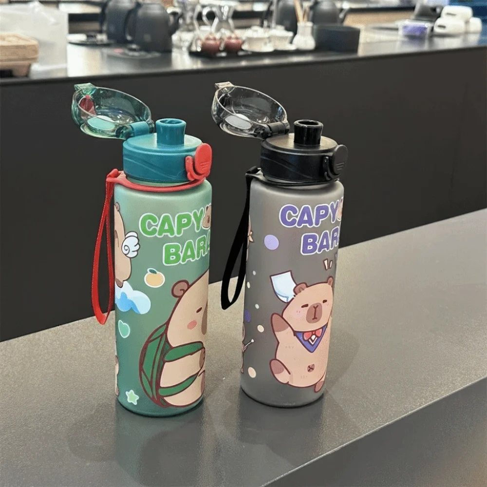 

Пластиковая бутылка для воды с соломинкой и ремешком для переноски, большая емкость, герметичная, с рисунком капибары, 700 мл, спортивная бутылка для путешествий