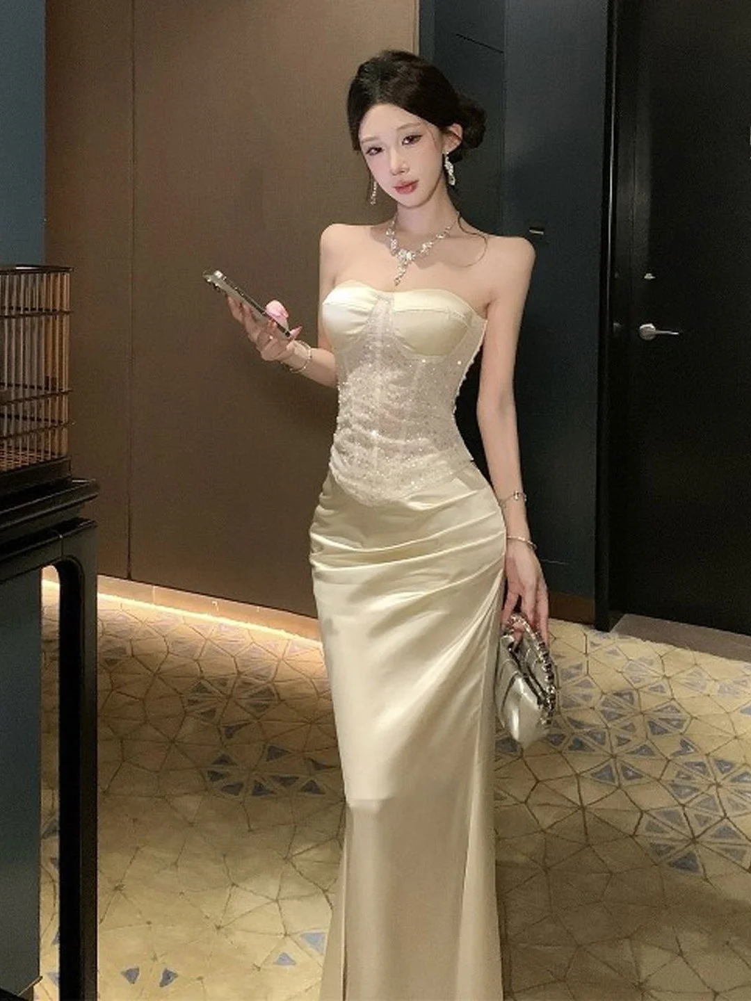 

Сенсационный летний комплект: топ-бюстье с завязками на шее и юбка миди с высокой талией. Элегантный женский модный комплект в стиле «сестринский образ».