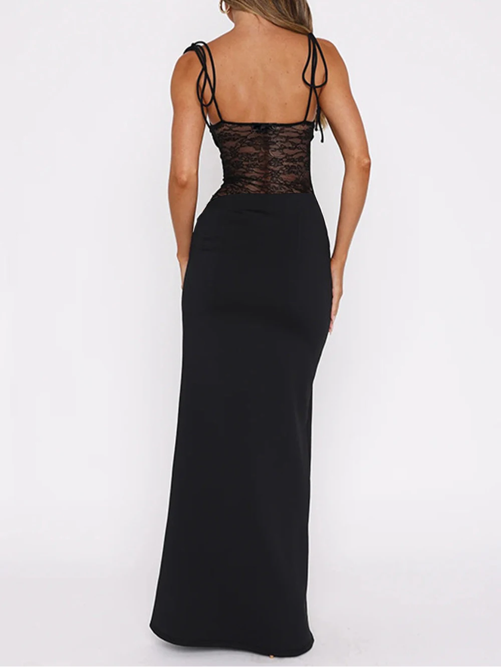 セクシーなレースのパッチワークが施された、ヨーロッパとアメリカの女性向けサスペンダードレス。2025年春の新作、透かし彫りの透視スタイル。