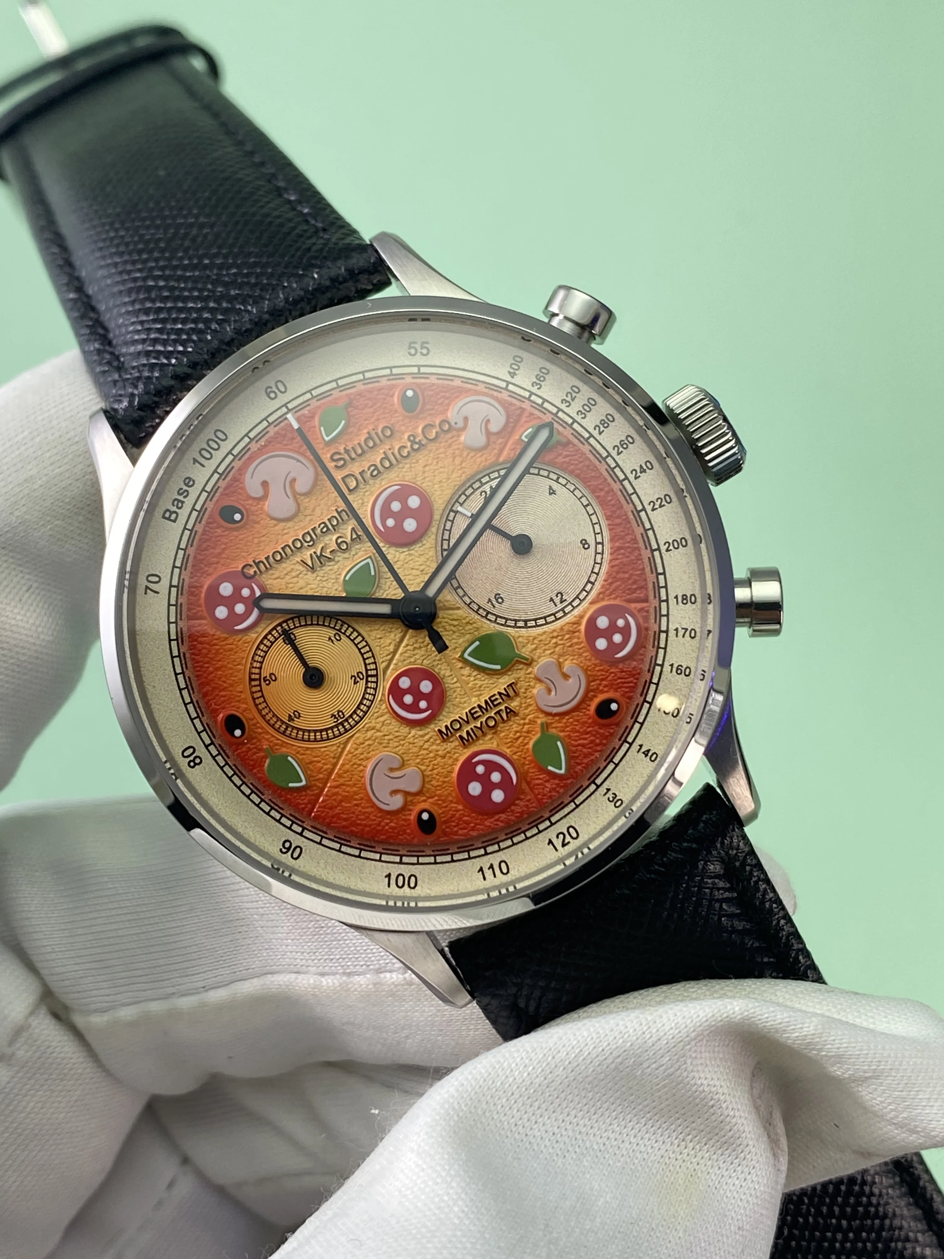 Reloj de hombre con sincronización de moda con estilo de esfera tridimensional pintada, movimiento japonés, pizza, estilo salmón, pionero