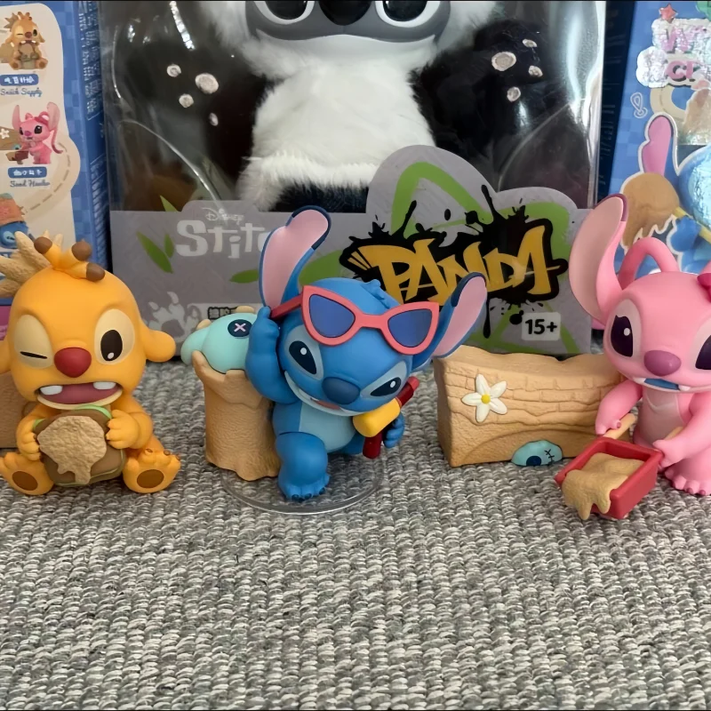 มินิโซ ตุ๊กตาสติทช์น่ารัก ซีรีส์ Little Gold In Stock แบบกล่องสุ่ม ตุ๊กตาตกแต่งฉากชายหญิง ของขวัญวันเกิดและวันหยุด