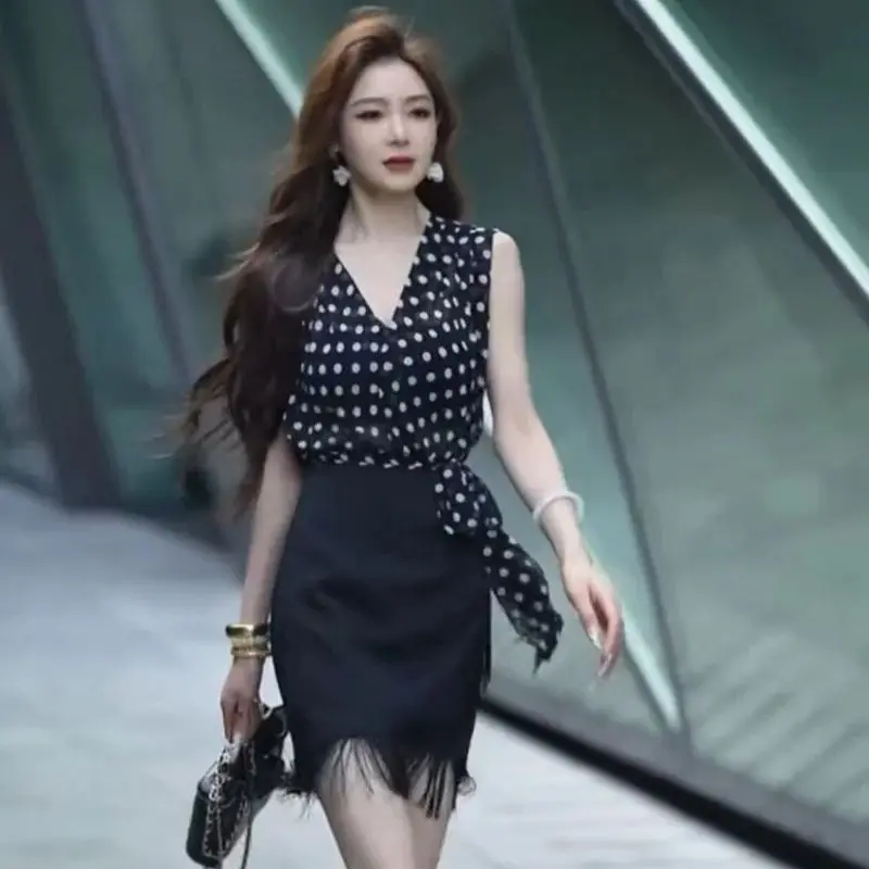 

Новый летний элегантный комплект для вечеринок: модный женский костюм из двух предметов – топ без рукавов с V-образным вырезом и шнуровкой в горошек + мини-юбка с бахромой