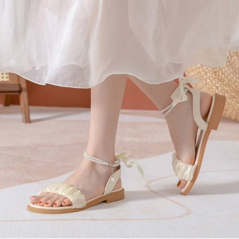 

One-Piece Pearls Sandalias De Mujer Verano Flat Soft Sole Round Peep Toe Sandały Damskie Buckle Strap Ribbon Shoes Women Sweet