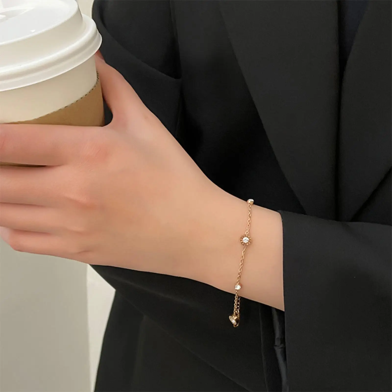 Rundes Zirkon-Charm-Armband mit römischen Ziffern aus Edelstahl, Schmuckgeschenk für Frauen und Männer – Detail 4