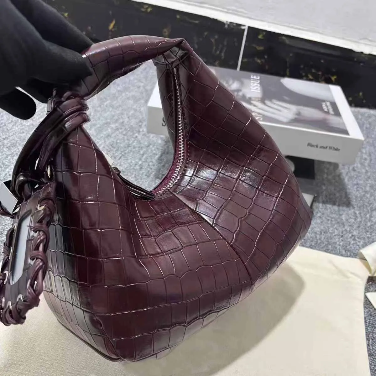 2026 New Shoulder Bag Crossbody Bag Female Gothic Crocodile Saddle Bag with Purse Vintage Punk Rock Paris Designer Ins Trendy