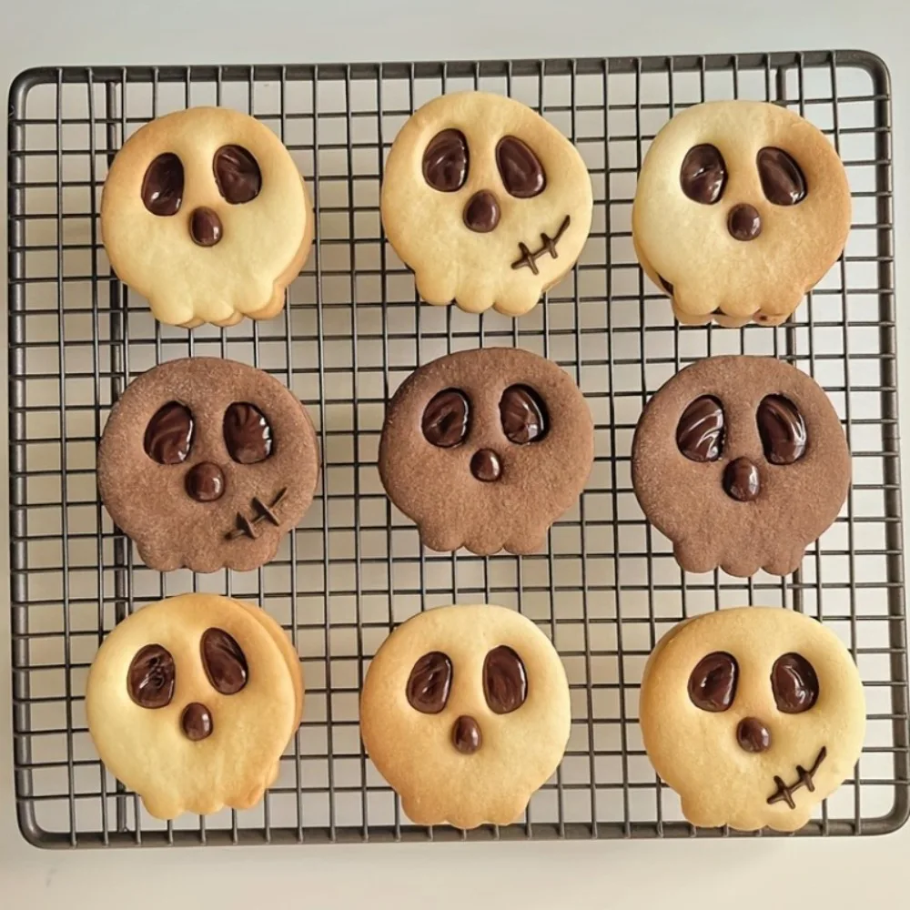Juego de 2 cortadores de galletas con forma de calavera de Halloween, lindo molde de esqueleto con orificios para ojos y boca para dulces, golosinas para fiestas, repostería y fondant