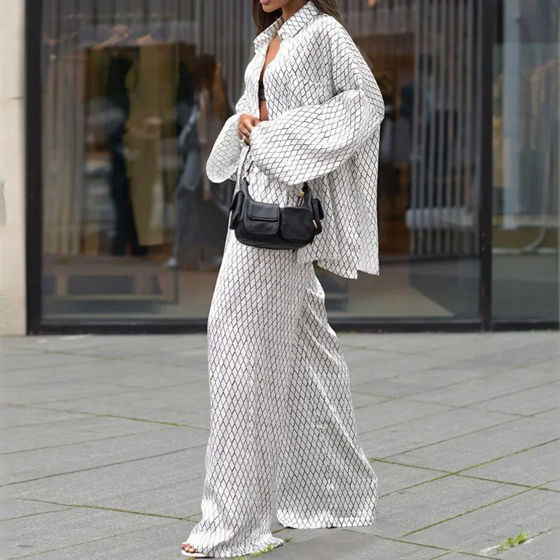 Damski elegancki dwuczęściowy komplet na jesień 2024: szykowna koszula z długim rękawem, luźne spodnie z szerokimi nogawkami, styl streetwear.