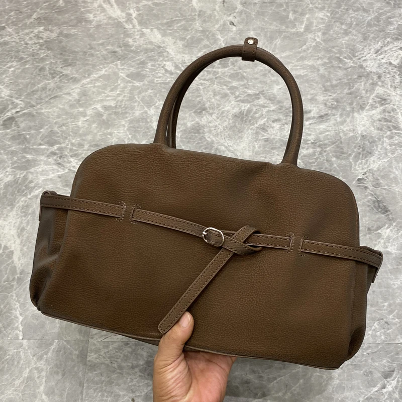 

Бостонские сумки для женщин. Роскошные дизайнерские сумки и кошельки. Новинка 2025 года. В узоре из искусственной кожи с узором личи. Пряжка на ремне. Верхняя ручка. Подмышки на плечо.