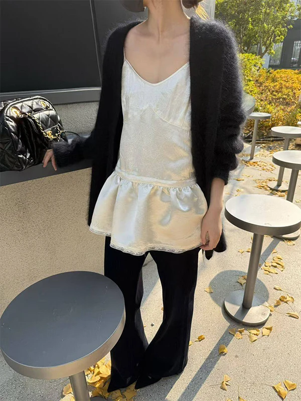 

Весна 2026: Женский шелковый атласный топ-майка с кружевной отделкой, универсальный, простой дизайн, средней длины, с V-образным вырезом, для ношения под одеждой